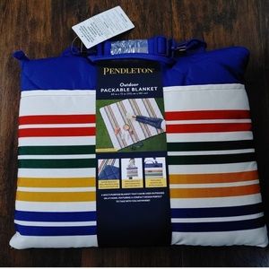 New Pendleton Outdoor Packable
Blanket Reversible Pine Island Multi.